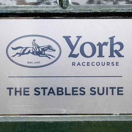 The Stable Suite At York Racecourse Eksteriør billede