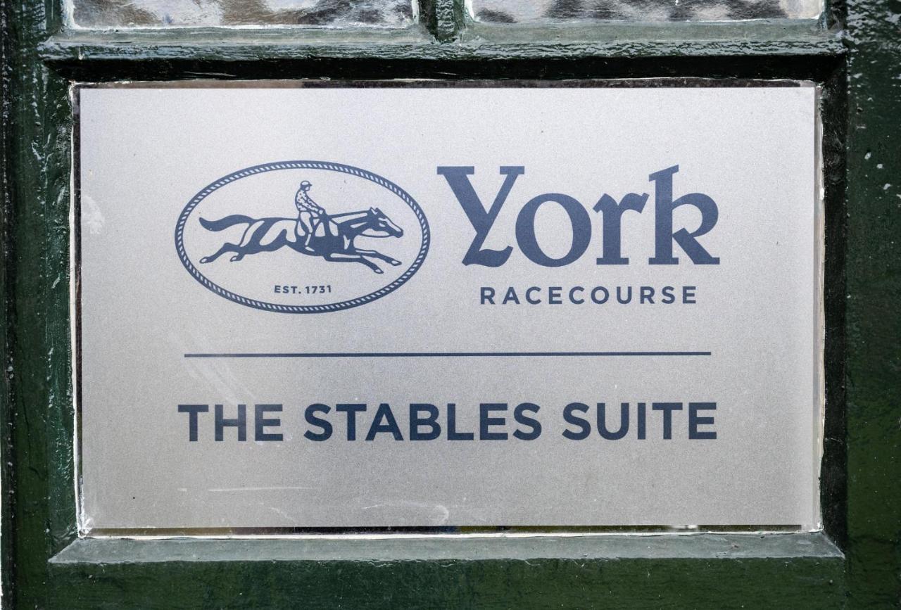 The Stable Suite At York Racecourse Eksteriør billede