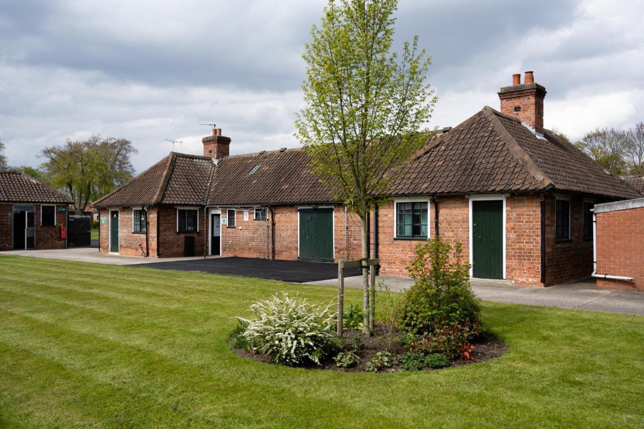 The Stable Suite At York Racecourse Eksteriør billede