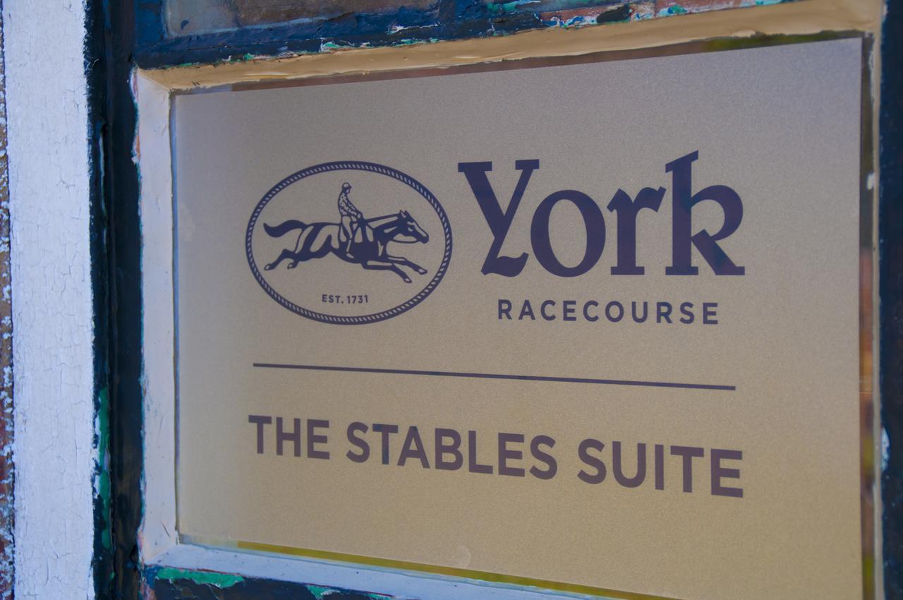 The Stable Suite At York Racecourse Eksteriør billede