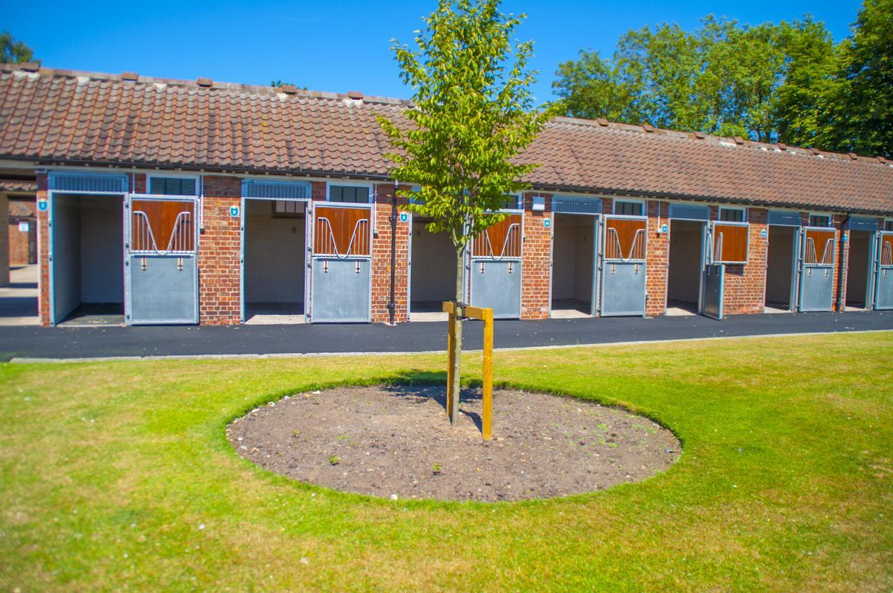 The Stable Suite At York Racecourse Eksteriør billede