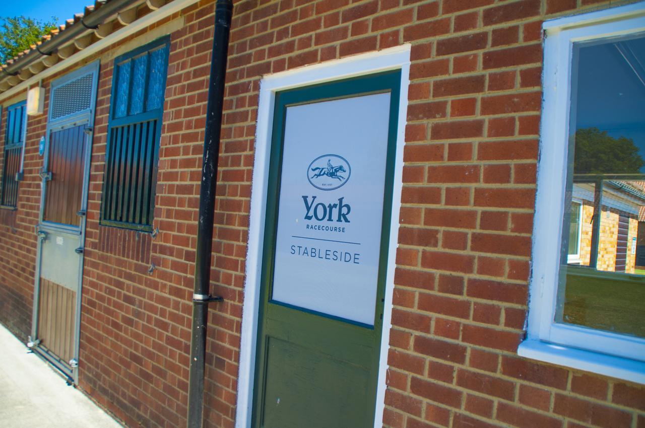 The Stable Suite At York Racecourse Eksteriør billede